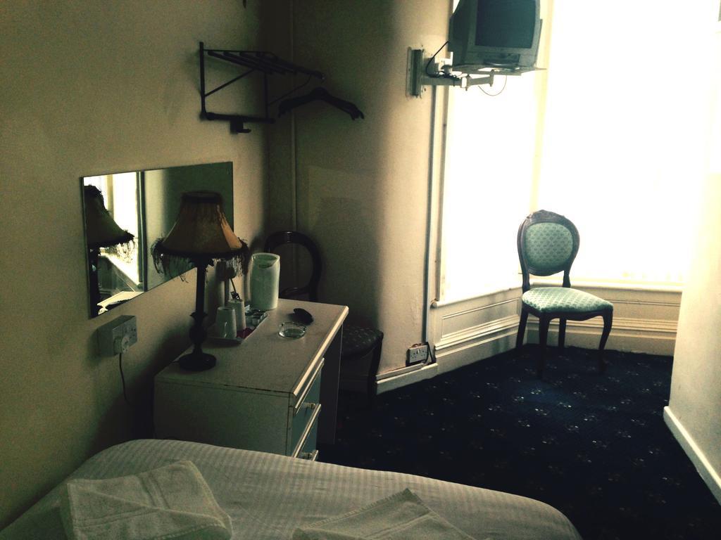Peek-A-Booze - Budget Hotel - Adults Only Blackpool Habitación foto