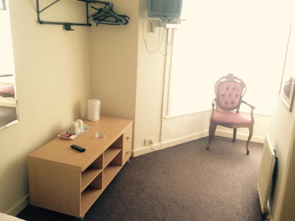 Peek-A-Booze - Budget Hotel - Adults Only Blackpool Habitación foto