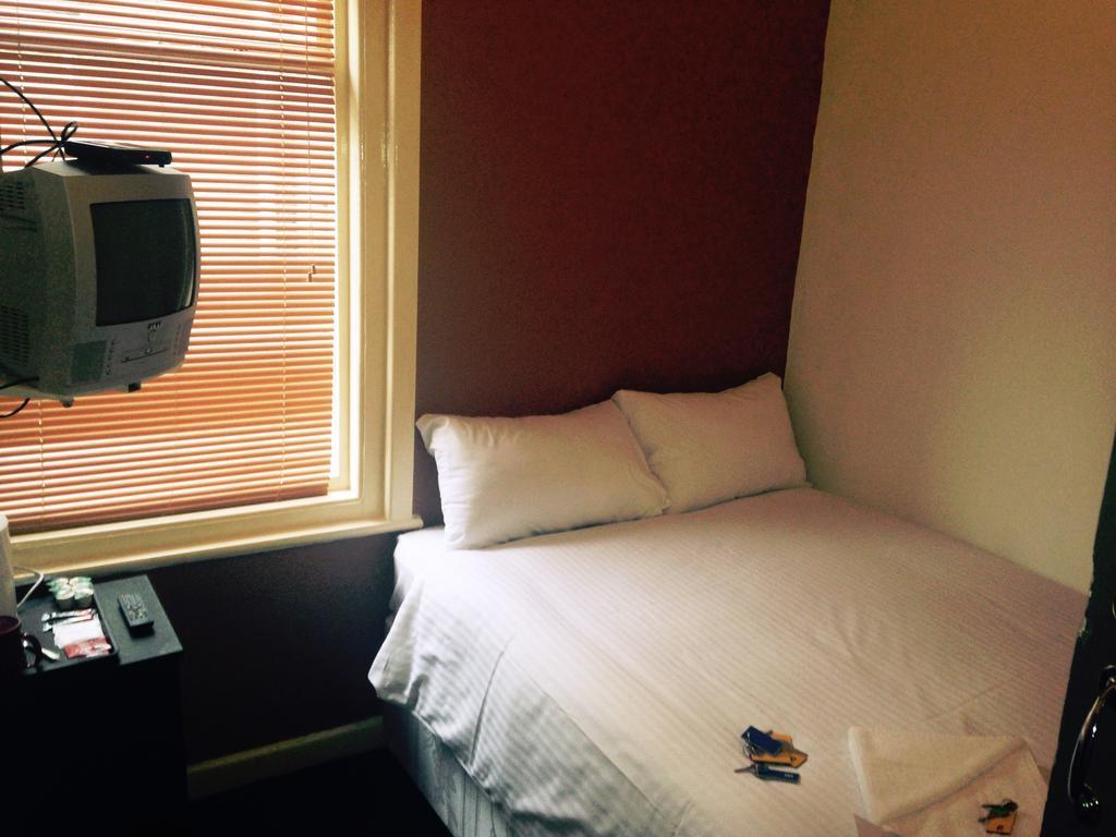 Peek-A-Booze - Budget Hotel - Adults Only Blackpool Habitación foto