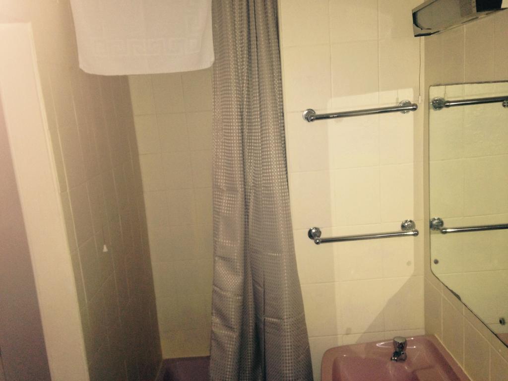 Peek-A-Booze - Budget Hotel - Adults Only Blackpool Habitación foto